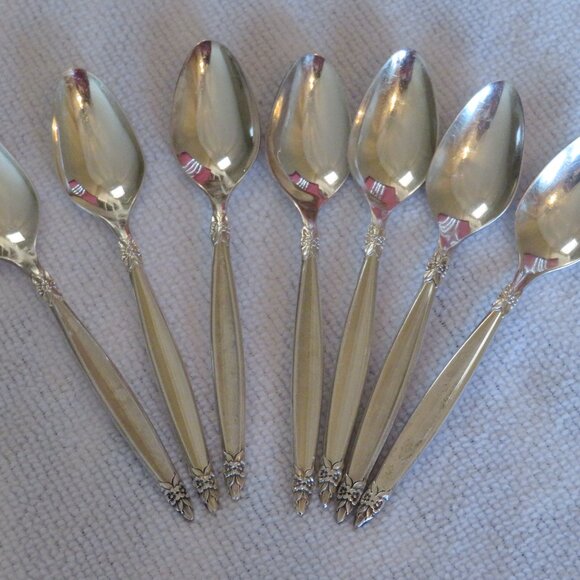 Rogers Bros. IS 1965 Vintage Silver Garland Pattern Demi-Tasse Spoons, Set of 7 - Picture 1 of 5